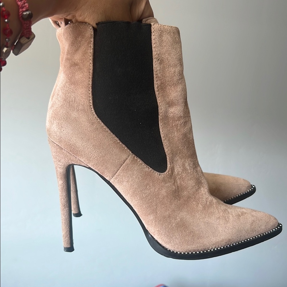 Miss LolaElegant Tan Suede Ankle Boots